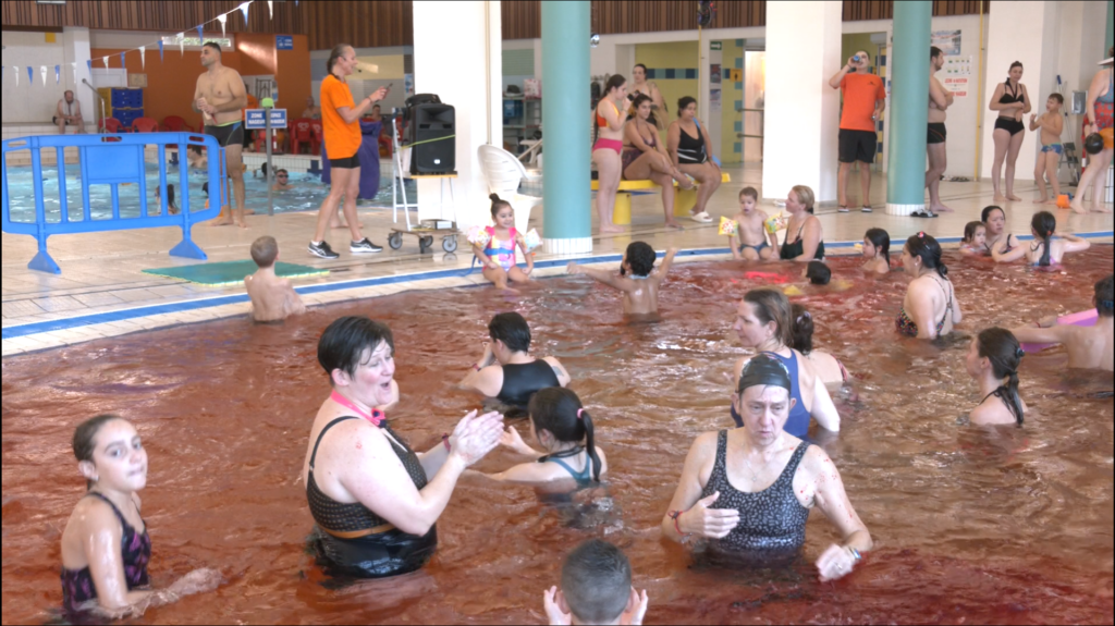 Halloween : Une eau colorée à la piscine de Freyming-Merlebach