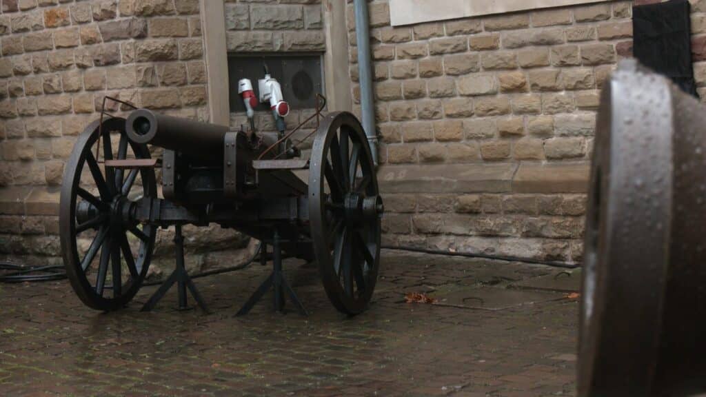 Les canons de retour dans la cour du Schlossberg