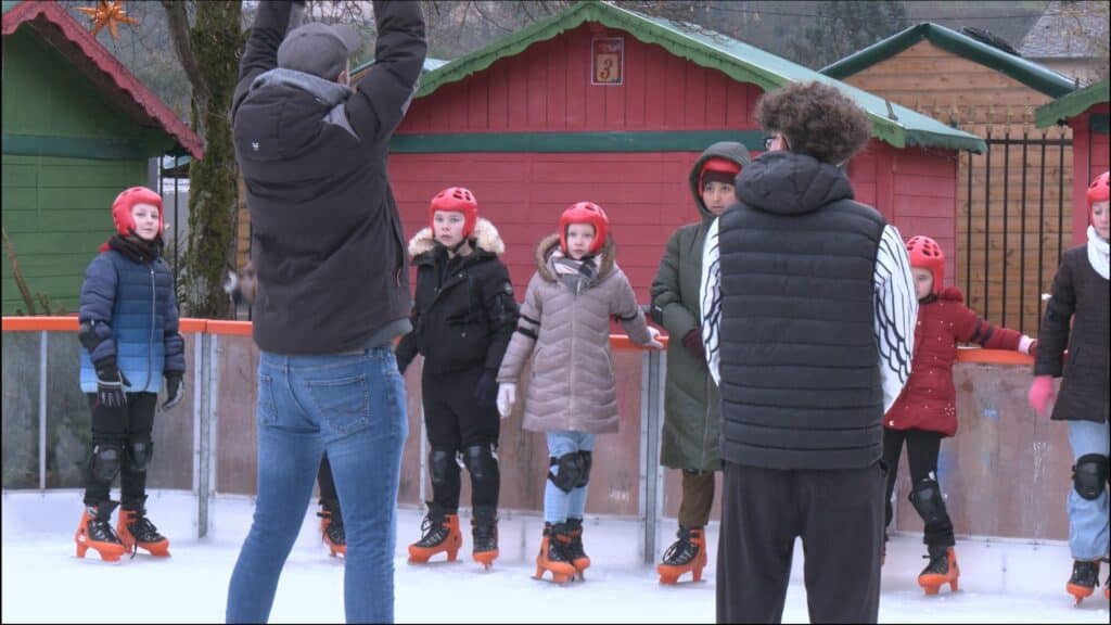 Patinoire : les élèves chaussent leurs patins