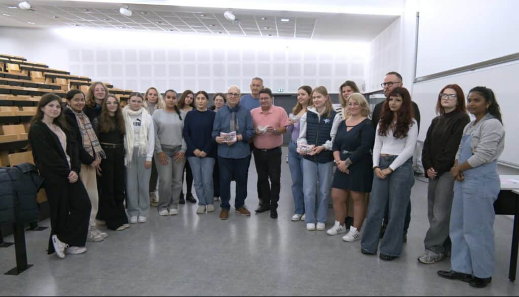 Un chèque de 377€ remis à la ligue contre le cancer par des étudiants du Blaise Pascal