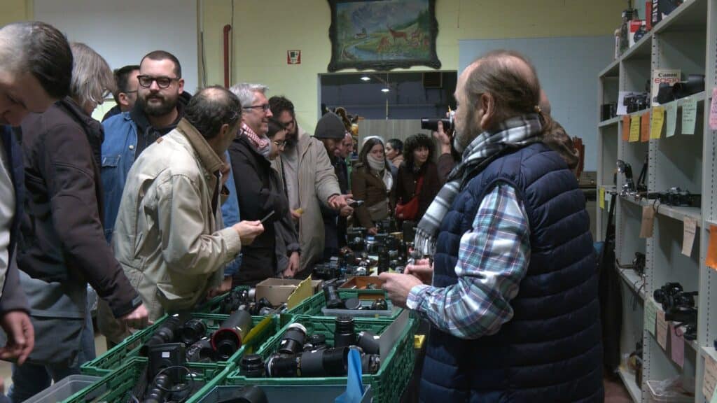 Encore un succès pour la vente d'appareils photo à Emmaüs Forbach