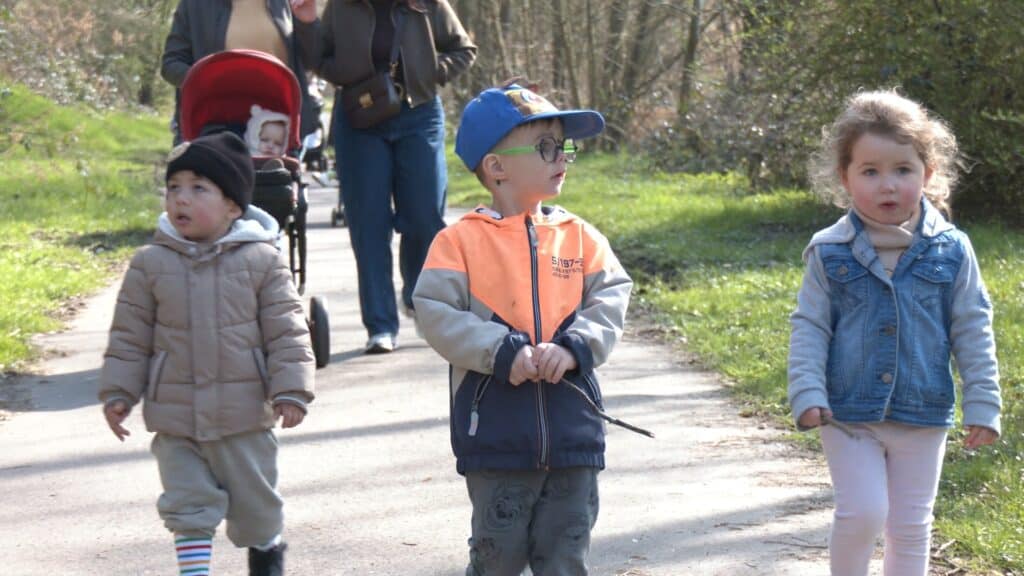 Chaussettes dépareillées et marche : les tout-petits se mobilisent pour la trisomie 21