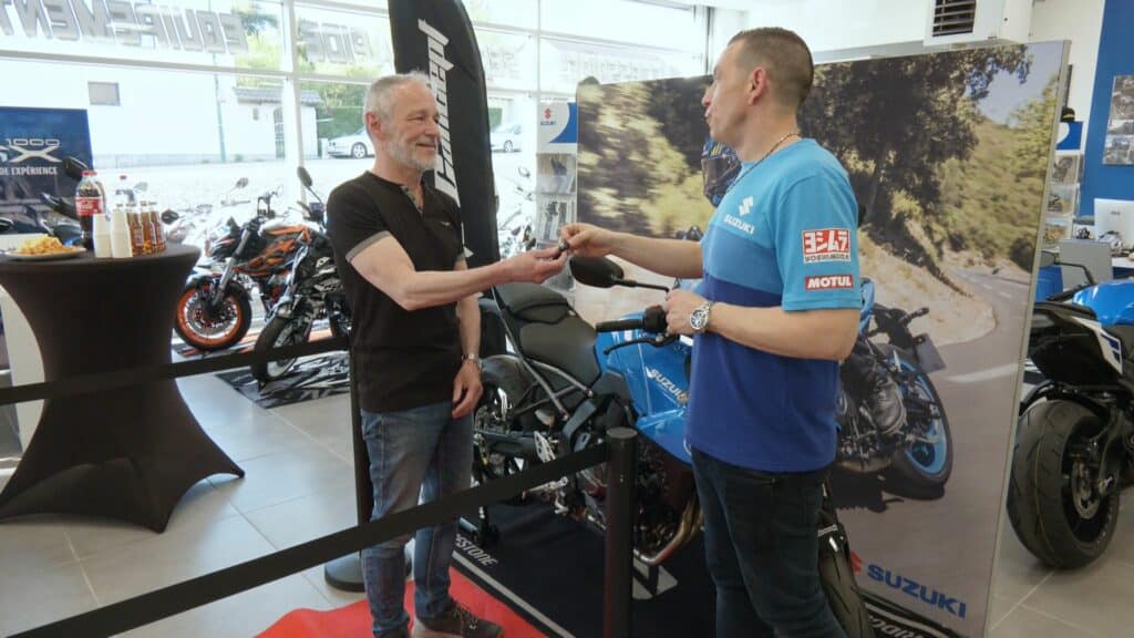 Freyming-Merlebach : Remise du 1er prix de la tombola du salon du 2 roues