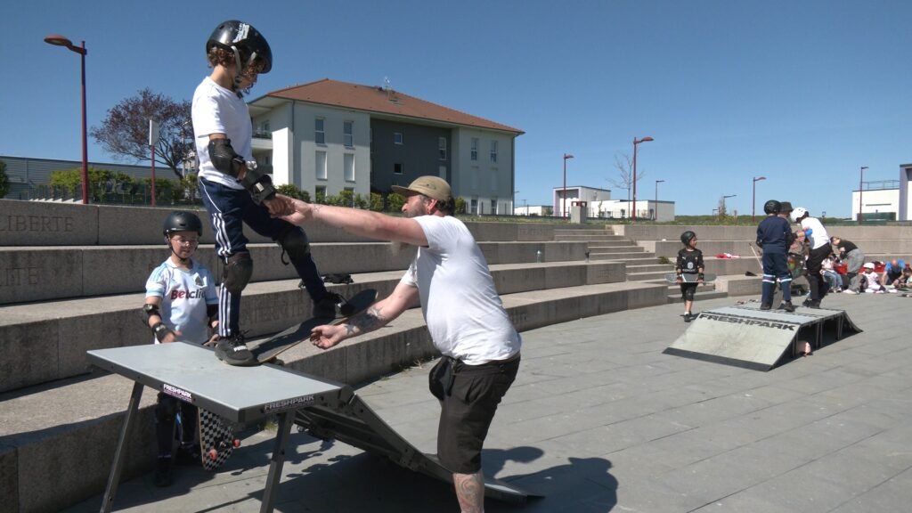 Les jeunes testent le skateboard pendant les vacances