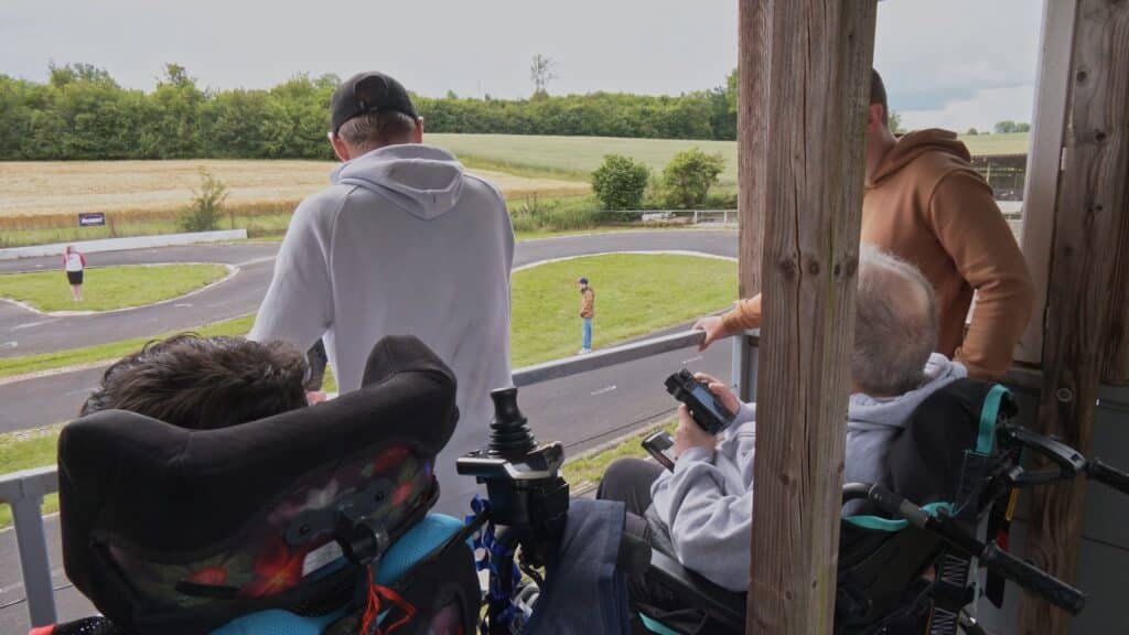 Une course handisport de voitures radiocommandées au circuit du Gros Hêtre