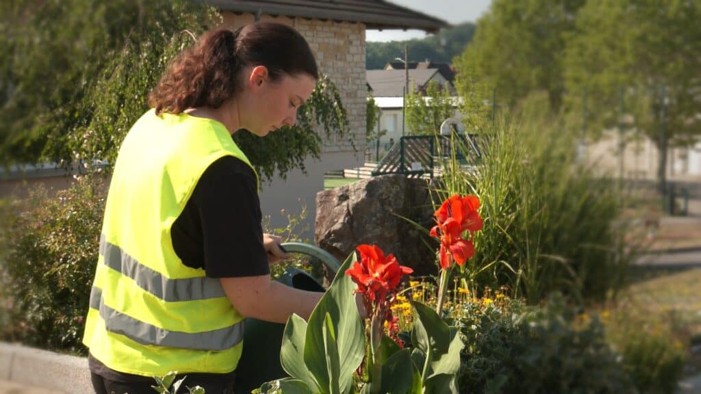 Jobs saisonniers : les mairies recrutent, les jeunes s'engagent