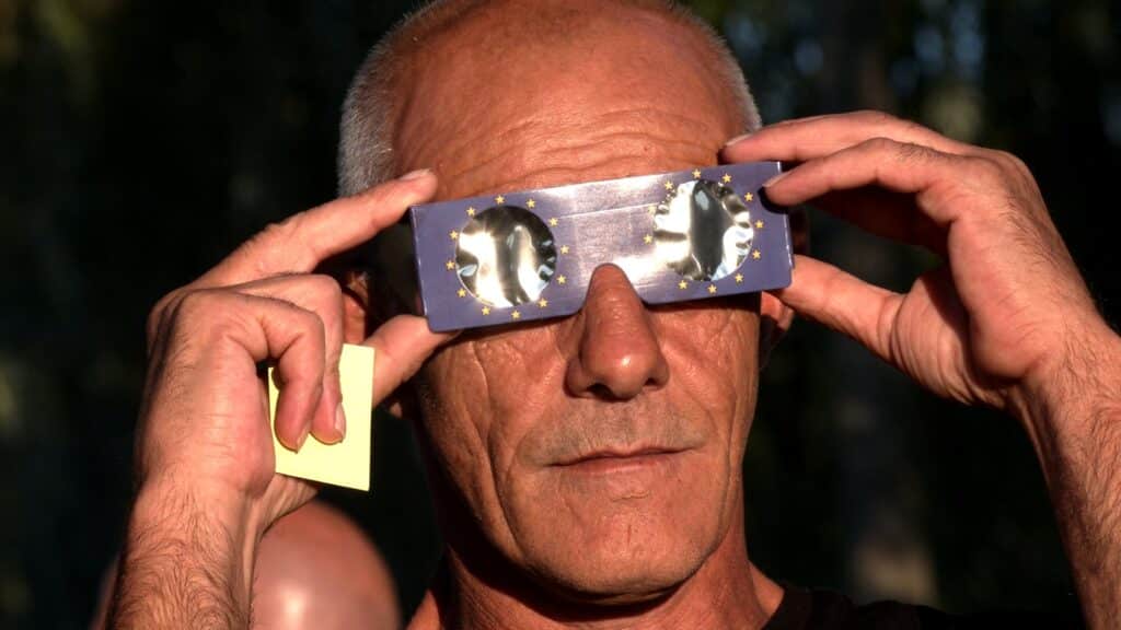 Behren : l'éclipse dans les lunettes des enfants
